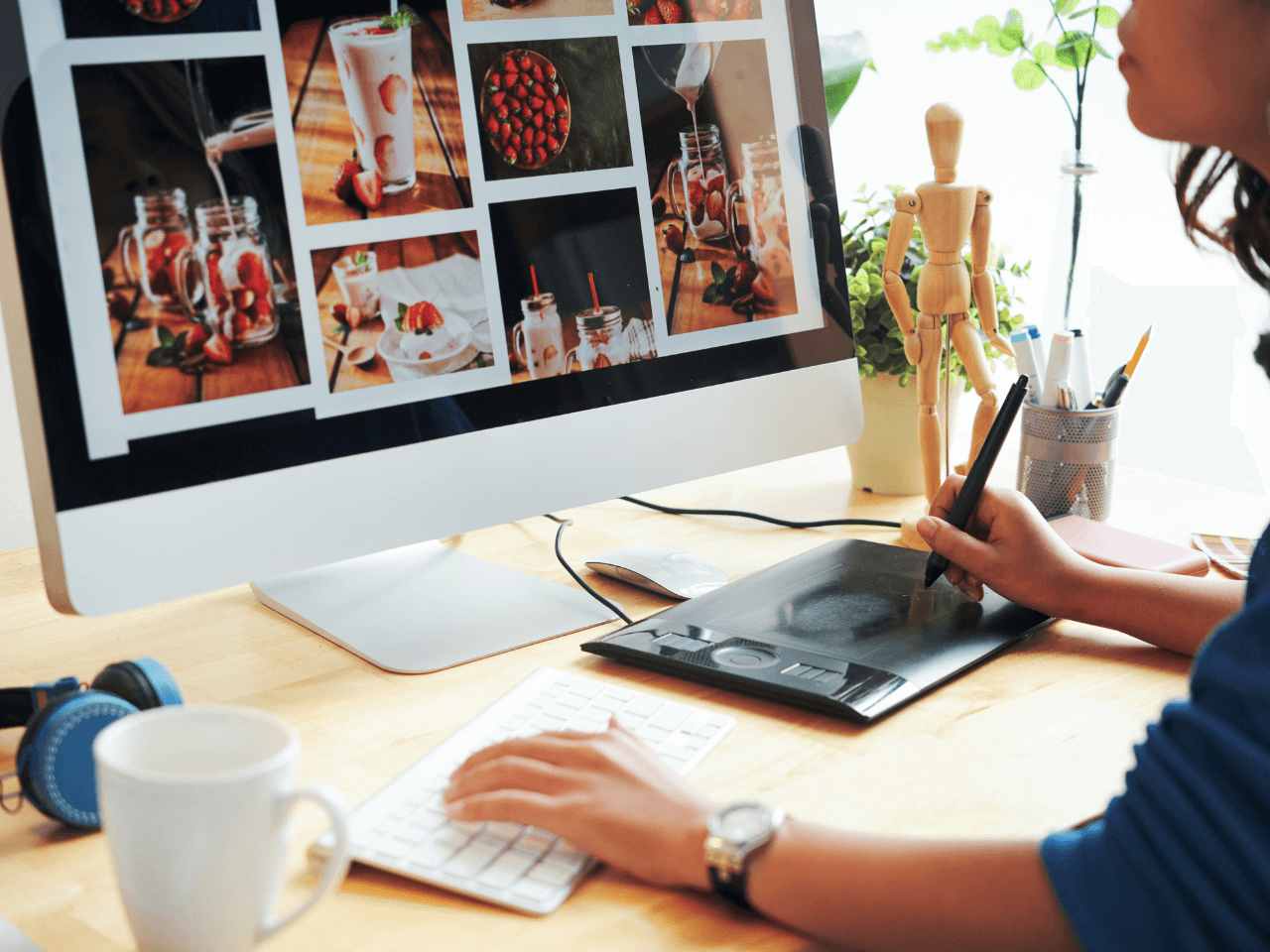 Kvinna vid dator, skärm full av foton på bakverk.