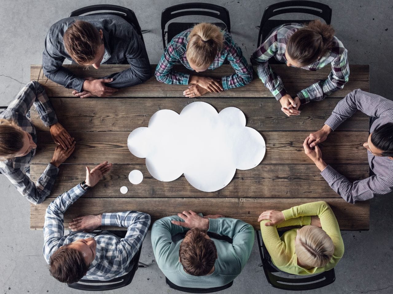 I bakgrunden står en vit get och i förgrunden häller någon upp mjölk i en behållare. 