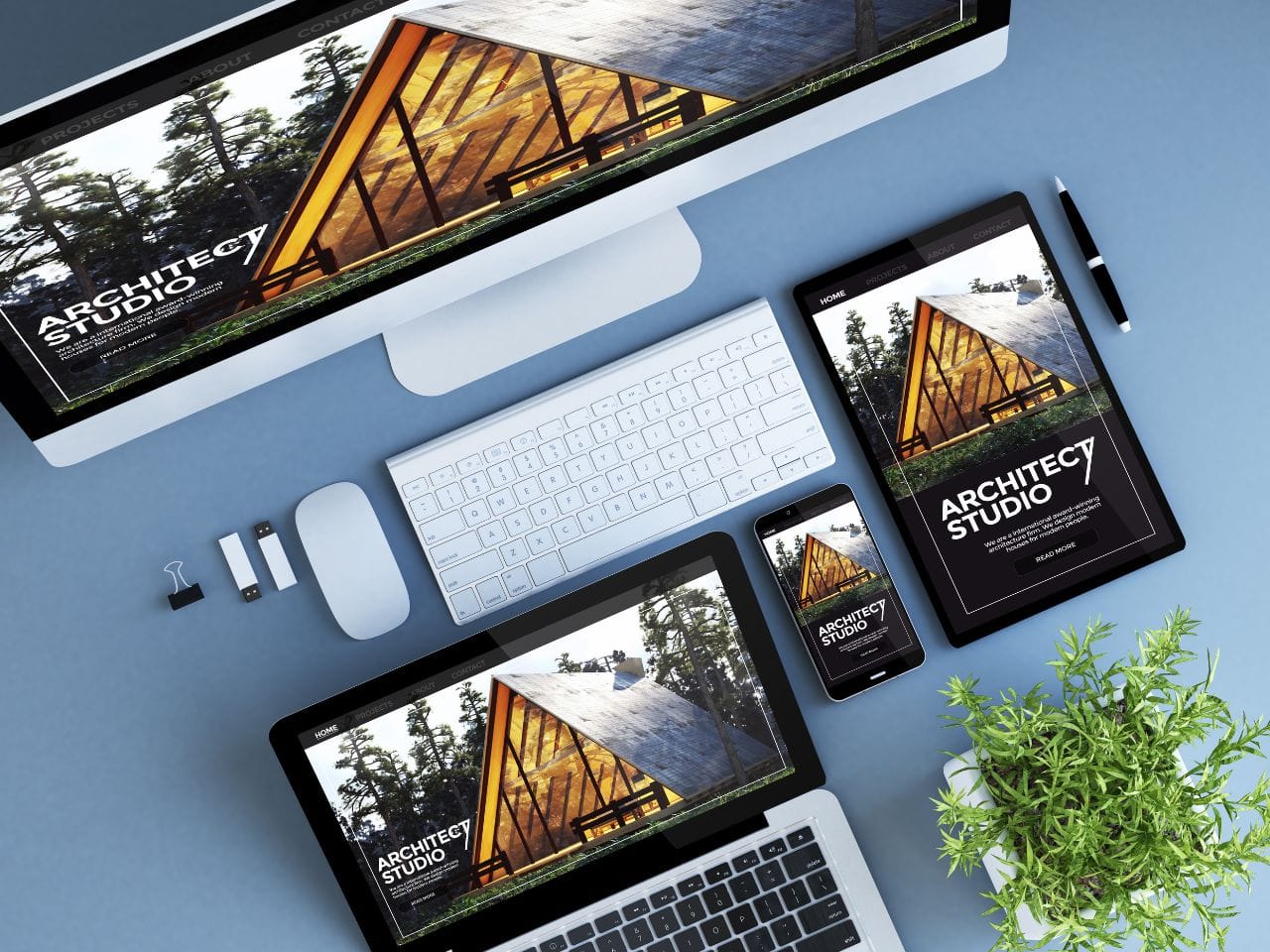 En arborist sitter högst upp i ett träd och sågar av toppen. BLå himmel i bakgrunden.